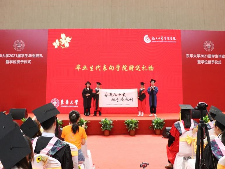 毕业生向成人无码
赠送礼物01